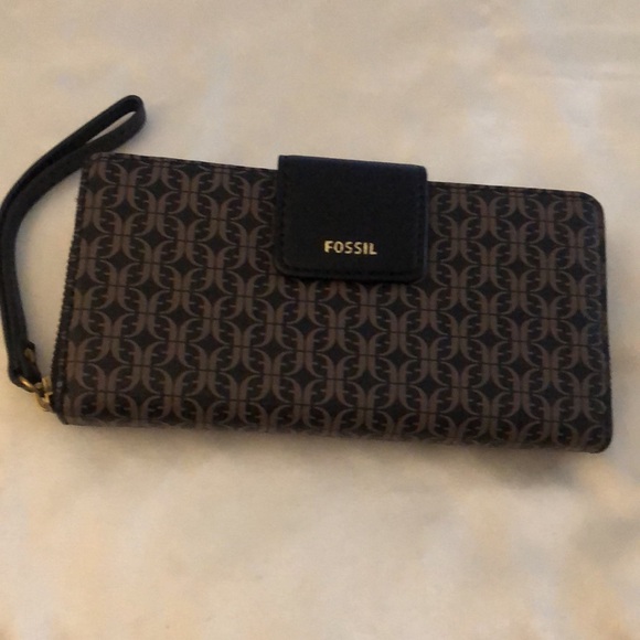 Fossil Madison Zip Clutch Black Brown Faux Leather Geometric Logo Pattern NWT - Picture 14 of 16